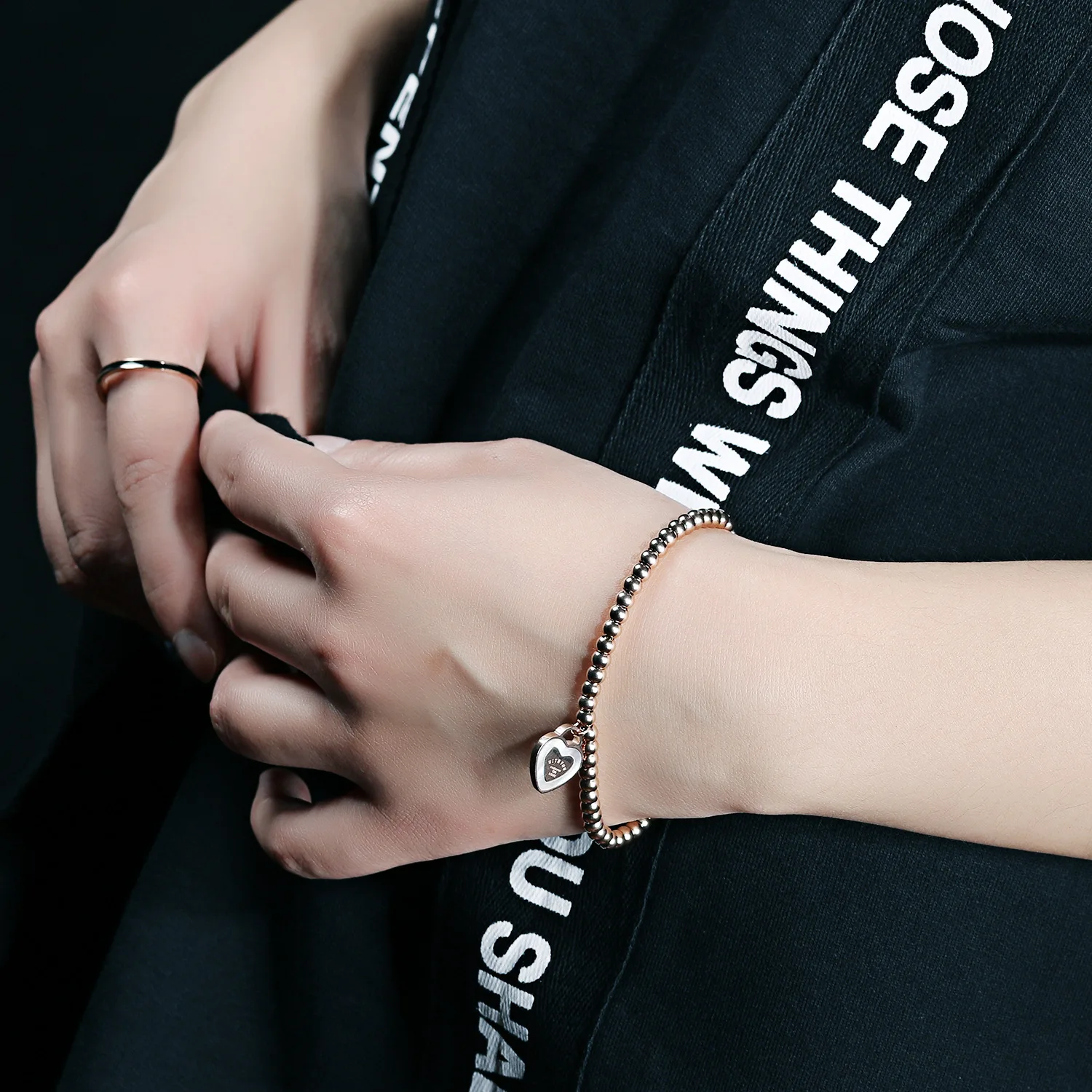 Женский браслет с подвеской в форме сердца цвета розового золота бусинами