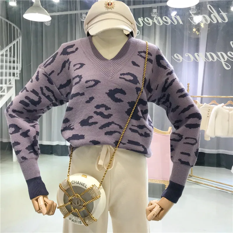 Женский свитер ALPHALMODA свободный с треугольным вырезом и леопардовым принтом на