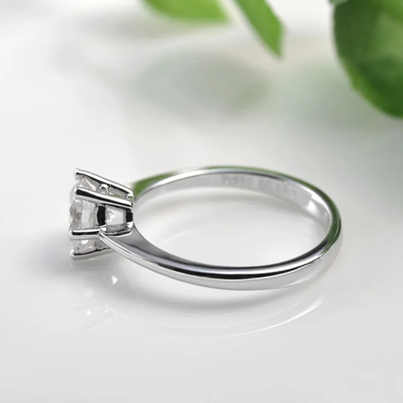 Обручальные кольца из чистого белого золота с муассанитом бриллиантовой огранки