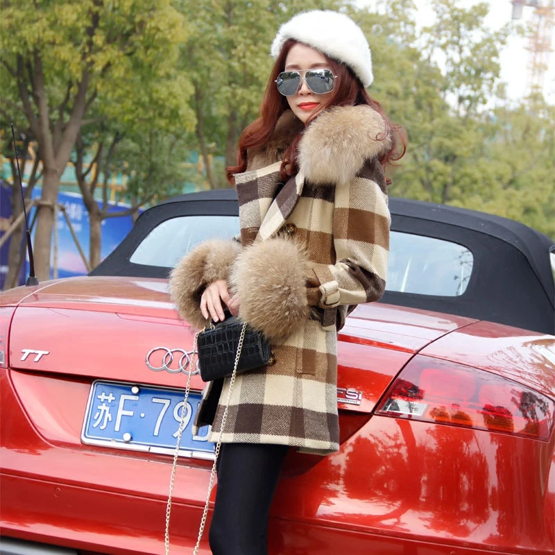 Женская шерстяная куртка тренчкот с большим воротником из меха енота