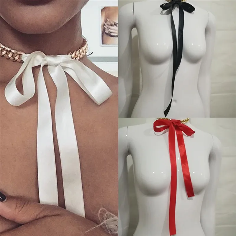 Красного черного и белого цвета с бантом из ленты на короткой цепочке колье