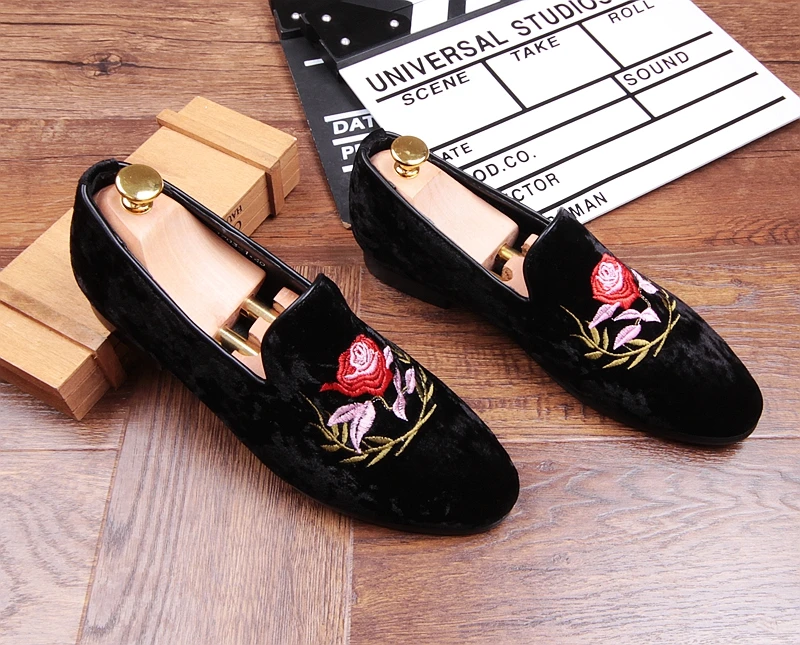 Туфли женские бархатные с вышивкой лоферы на плоской подошве без застежки