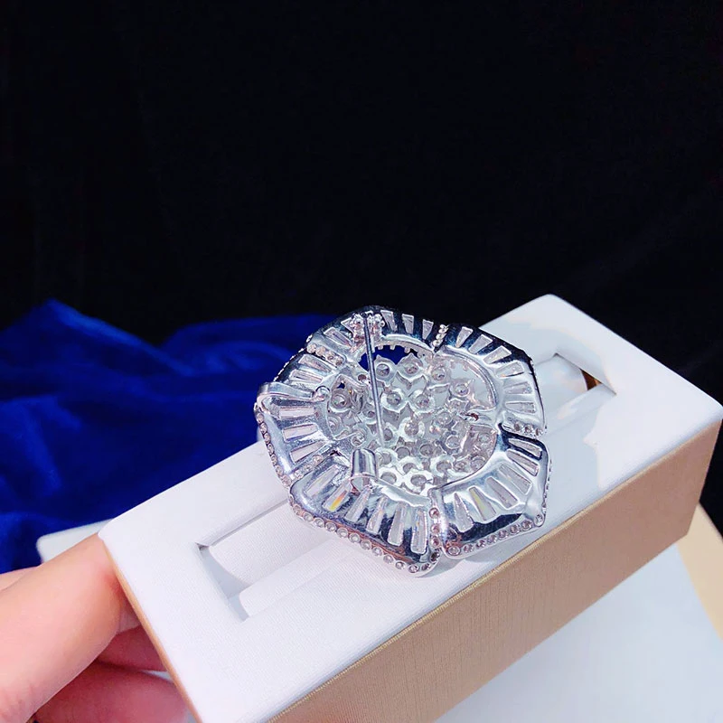 Version coreana del lujoso broche de circon broche de mujer, abrigo de sueter con colgante de doble uso