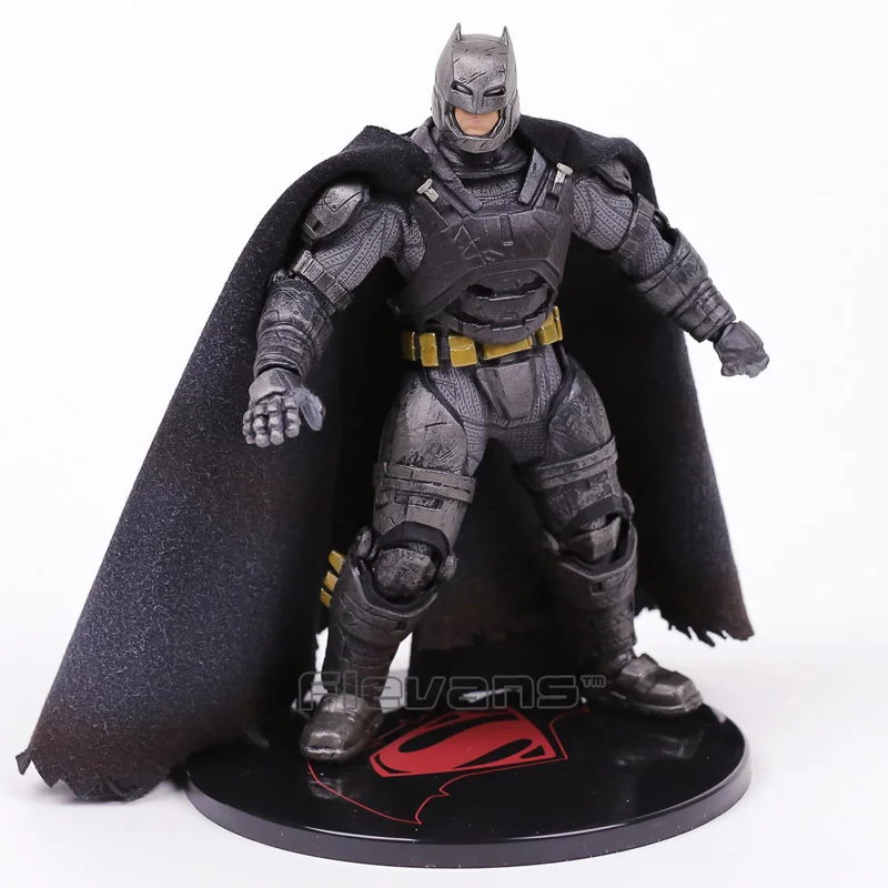 MEZCO TOYZ Бэтмен против Супермена на заре справедливости Бэтмен в доспехах 1:12 ПВХ фигурка Коллекционная модель игрушки с светодиодный светильник