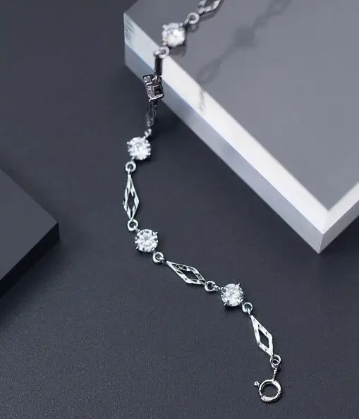 100% реальные. 925 стерлингового серебра Fine Jewelry 4 зубцами белый камень CZ и Engraved Open