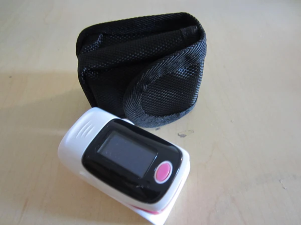 С черным чехлом/ Резиновый чехол с кончиком пальца Пульсоксиметр кислорода в крови Кислород SpO2 монитор сигнализация установка и BP звук - Цвет: pink with bag