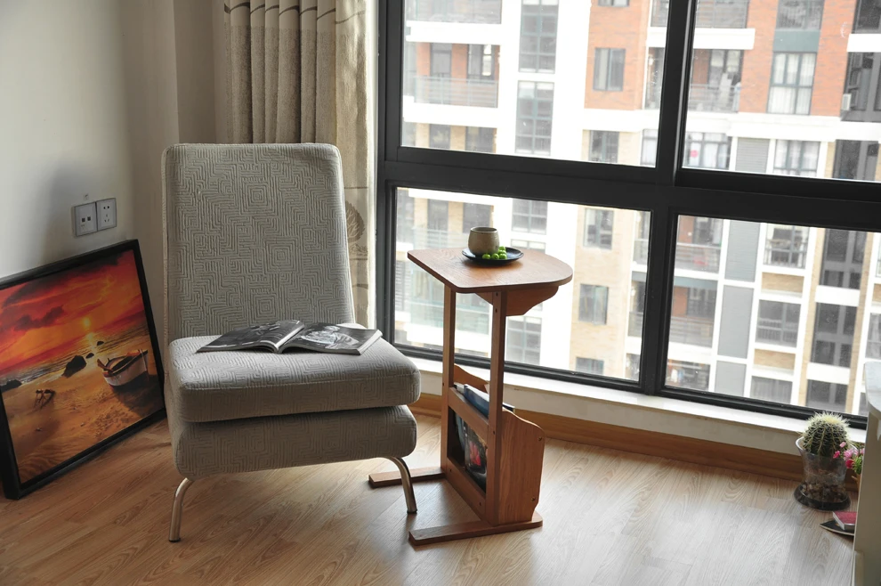 Европейская сторона несколько. Чайный столик для телефона в гостиной. Кровать