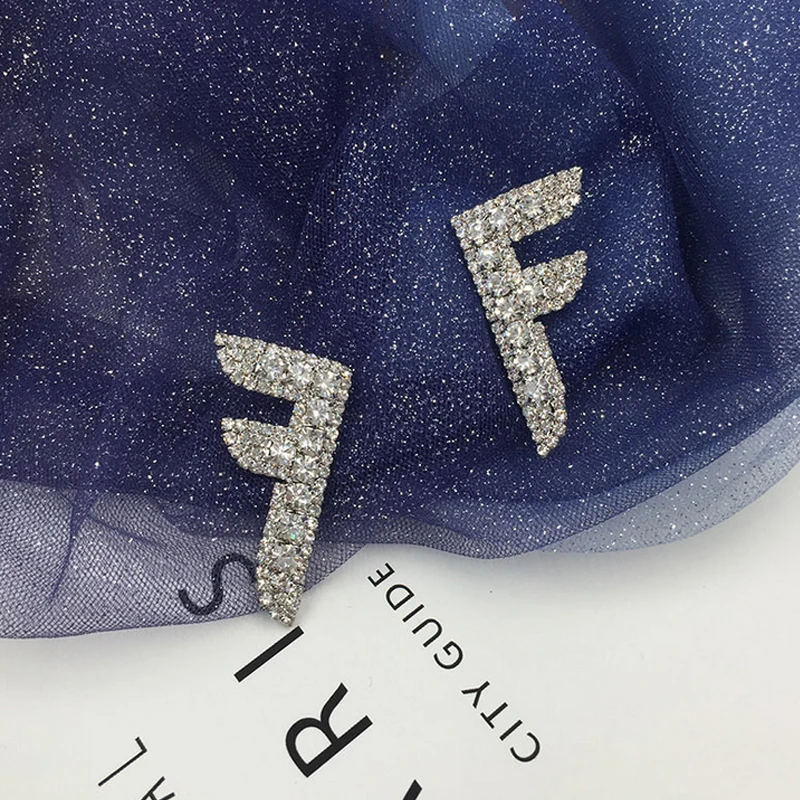 Блестящие яркие буквы F Женские серьги-гвоздики буква из стразов серьги для