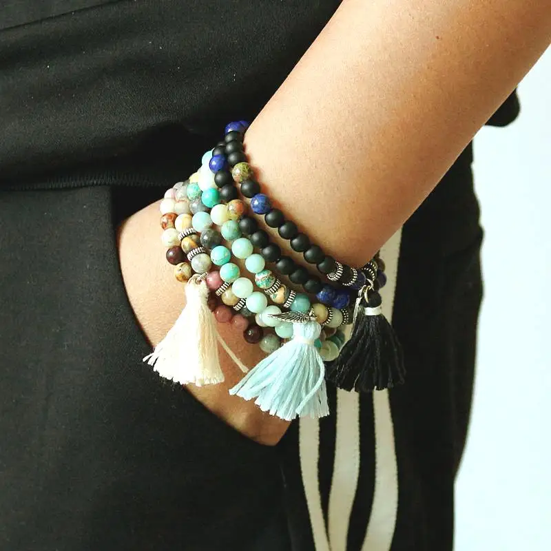 Бусина из натуральных камней с подвеской в виде крыла и кисточкой эластичные