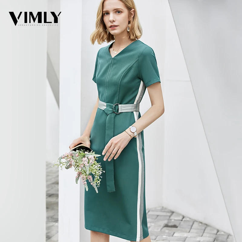 Женское платье с поясом Vimly зеленое средней длины треугольным вырезом для офиса