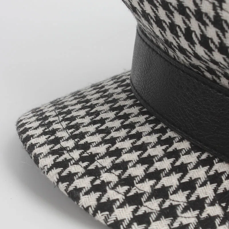 Женская шляпка в черно белую клетку ROSELUOSI стиле милитари на осень и зиму плоский