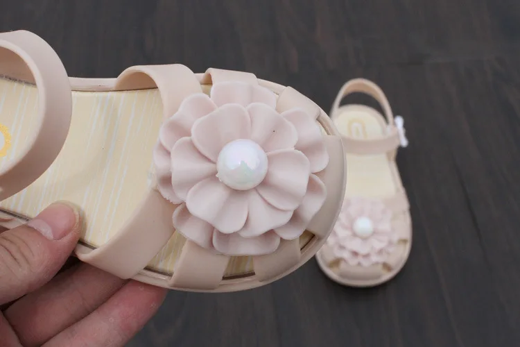 Детские сандалии на ремешке с пряжкой прозрачные цветами и сердечками пляжные