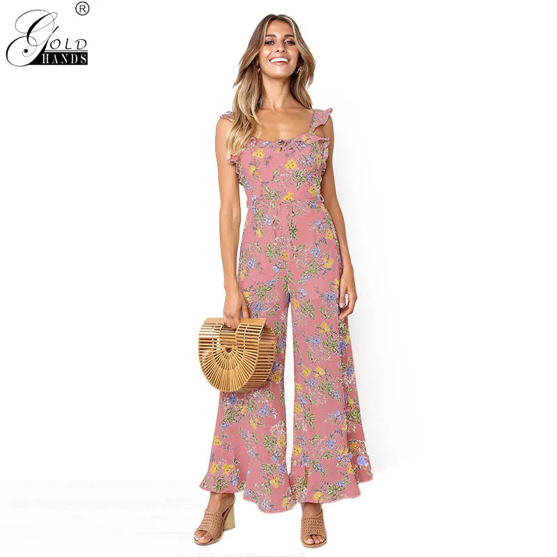 Женское офисное платье золотистого цвета с открытыми плечами без рукавов