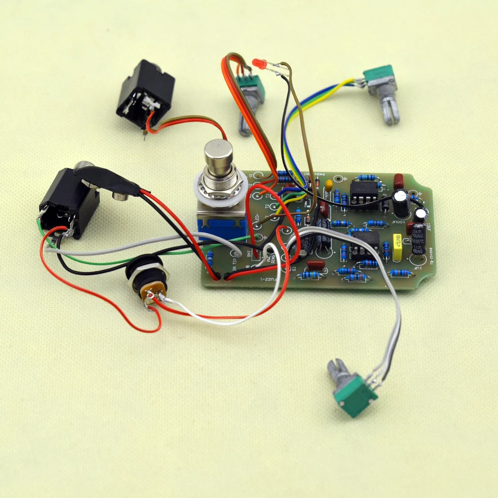DIY Fuzz& Distortion педаль все комплект с 1590B Стиль алюминиевая коробка, True Bypass для бас гитары