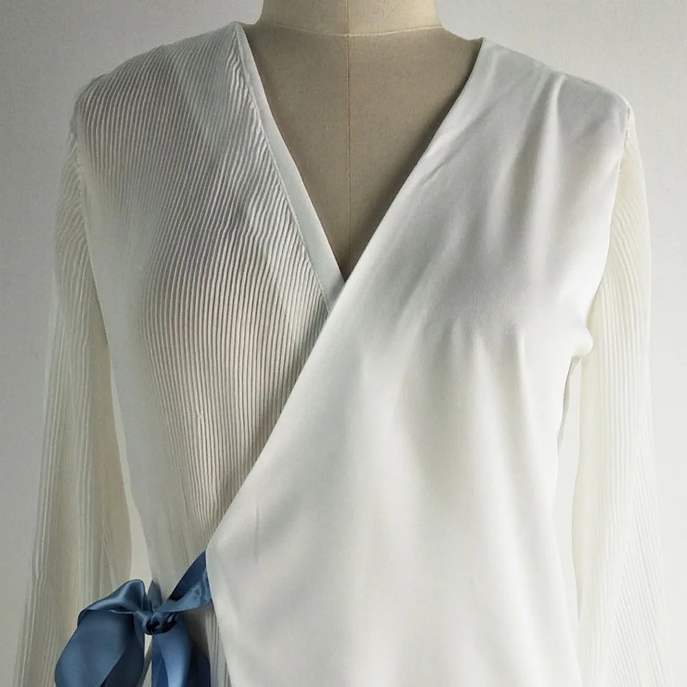 Женская офисная блузка золотистого цвета с v-образным вырезом и длинным рукавом