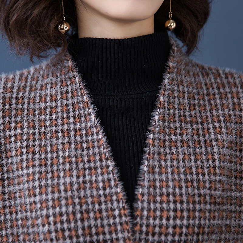 Женское короткое пальто на одной пуговице с V-образным вырезом и большими