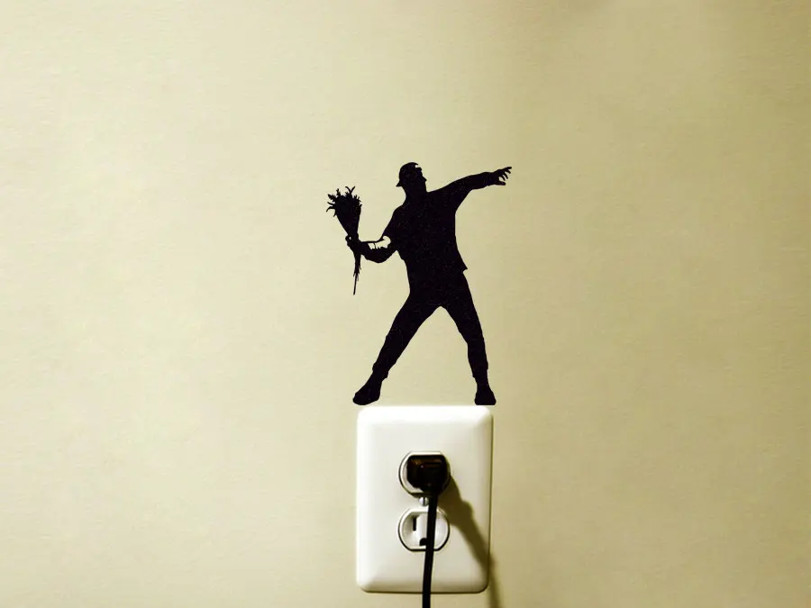 Молодой человек держать цветок в одной руке и указать на расстоянии светильник