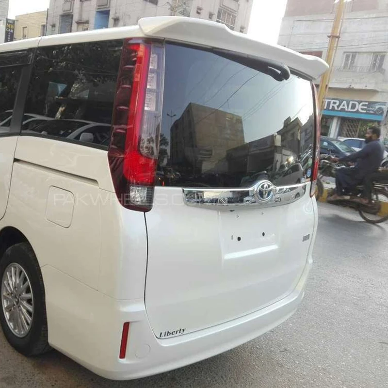 Используется для toyota NOAH/VOXY спойлер- noah/voxy спойлер с светильник ABS Пластиковый материал Неокрашенный спойлер для noah/voxy
