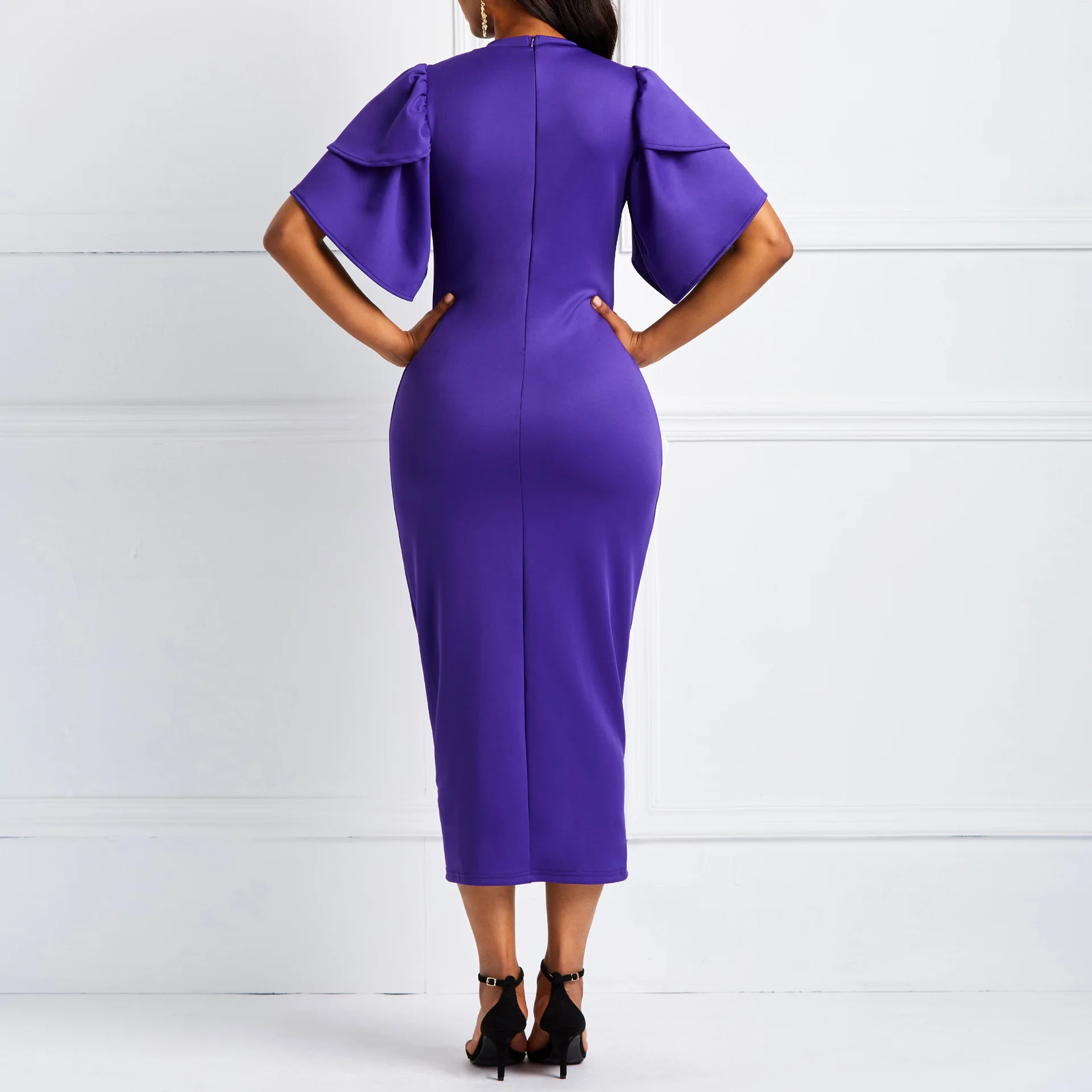 Женское офисное платье желтое с рюшами на молнии летнее облегающее средней длины