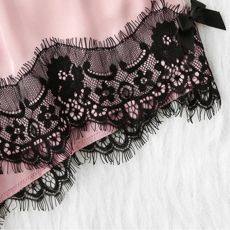 Женский пижамный комплект на бретельках с кружевной аппликацией топ и шорты