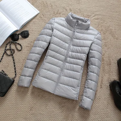 Stand Collar Gray Ультра-легкий тонкий женский пуховик больших размеров осенне-зимнее приталенное короткое теплое пальто с капюшоном на белом утином пуху женская верхняя одежда - Цвет: Stand Collar Gray