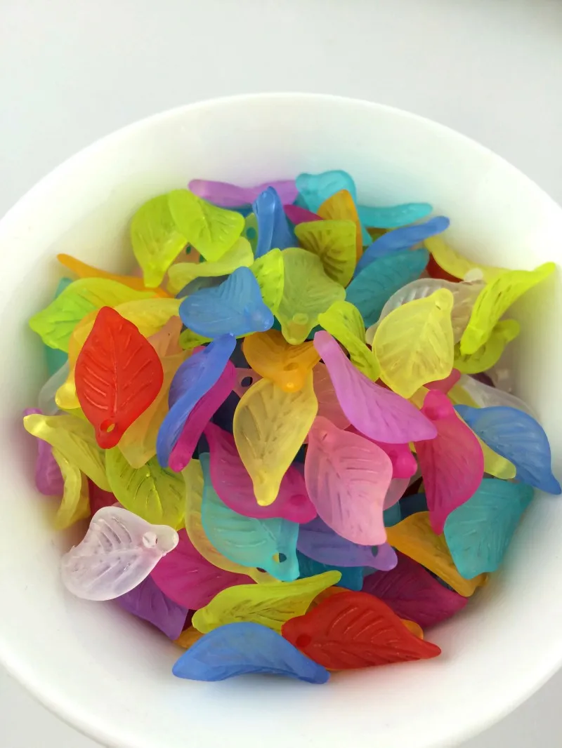 Оптовая продажа 100 шт. разноцветные акриловые бусины в форме листьев подвески