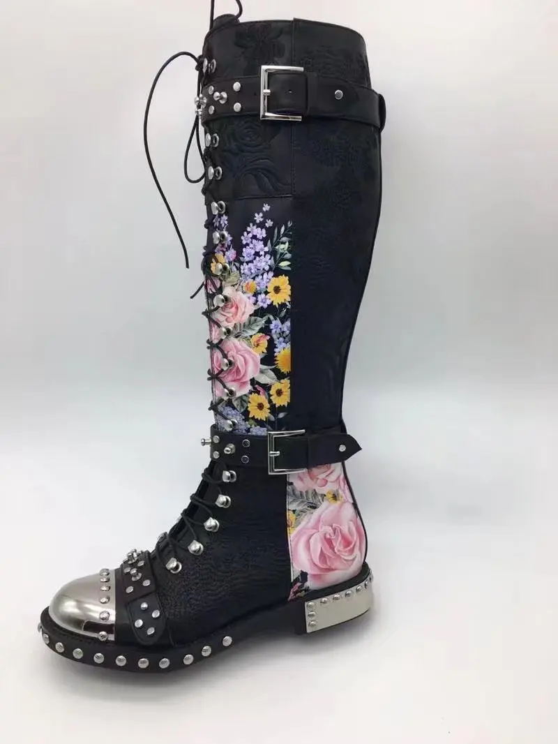 Модные высокие сапоги с заклепками и шипами; 4 цвета; кожаные мотоботы с цветочным принтом; обувь с перекрестной шнуровкой и пряжкой на ремешке; bota feminina