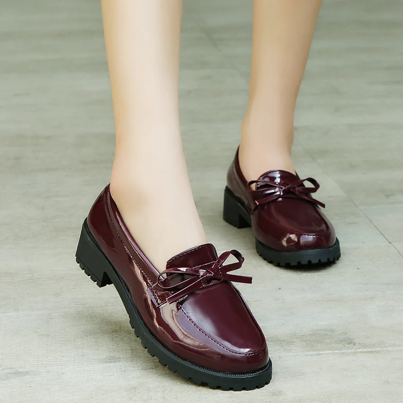 Женские туфли оксфорды из лакированной кожи черные однотонные лоферы на