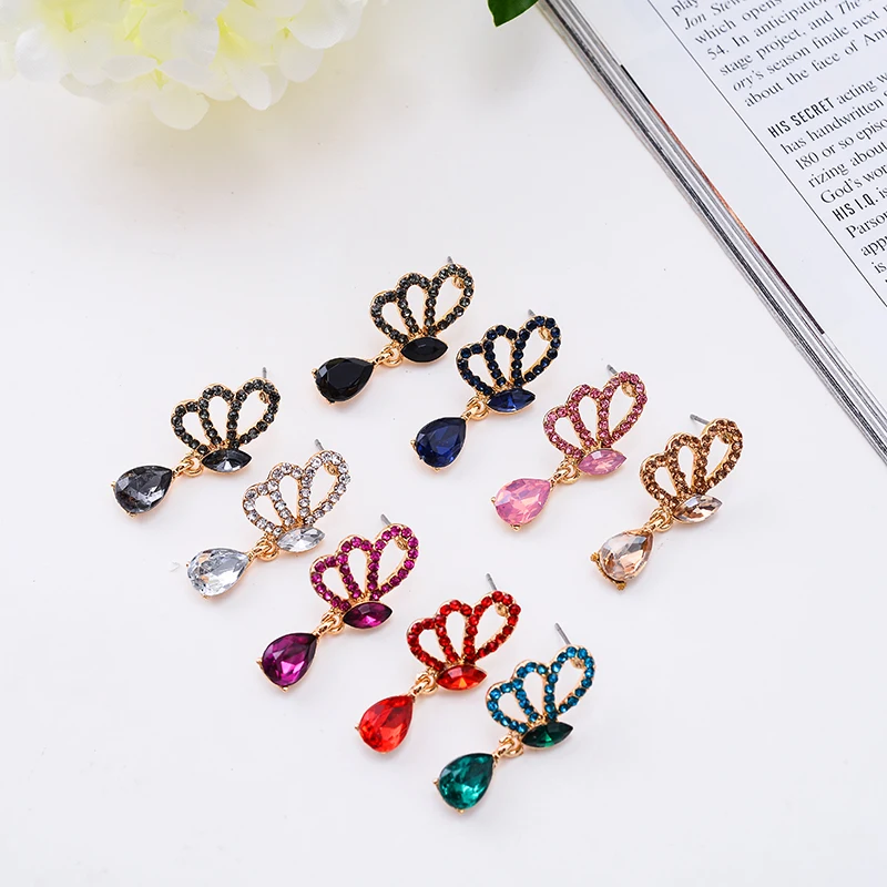 Женские серьги гвоздики с разноцветным опалом и кристаллами в виде бабочек