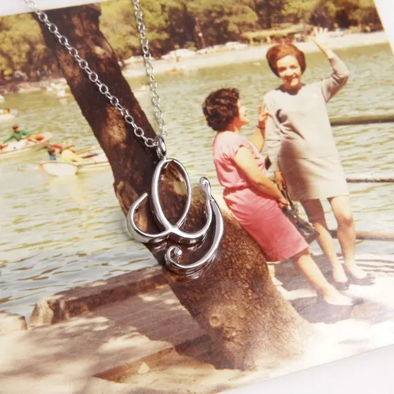 Маленькая буква-этикетка с простым логотипом инициала ожерелье буквами алфавита