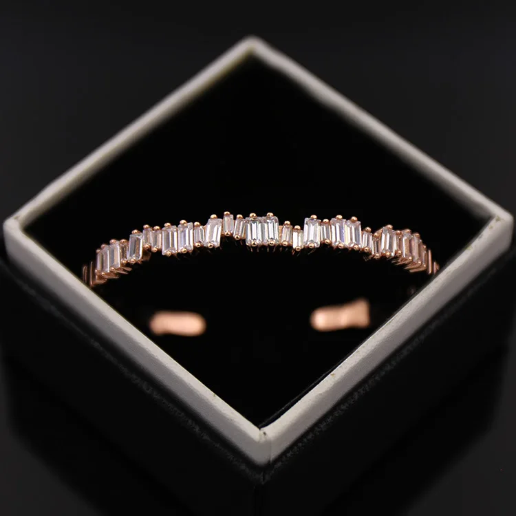 Мужские и женские браслеты-каффы hibrid золотистого цвета с кубическим цирконием