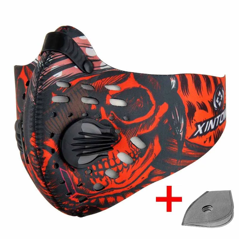 Мужская и женская маска с активированным углем на открытом воздухе