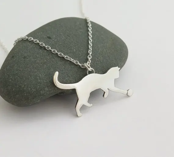 Кот играющий с мячом ожерелье | Украшения и аксессуары