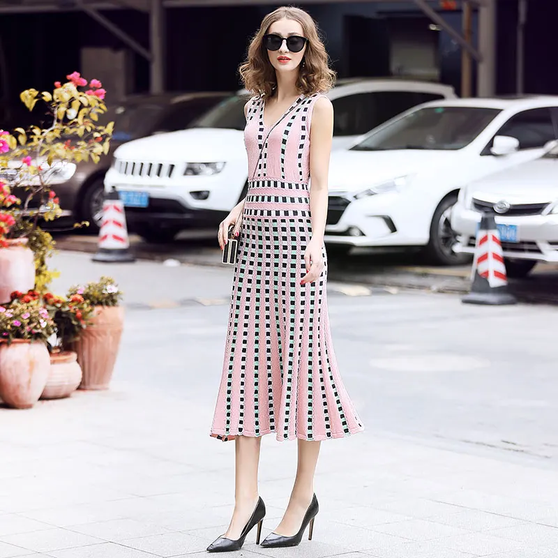 Женское трикотажное платье без рукавов с v-образным вырезом и геометрическим