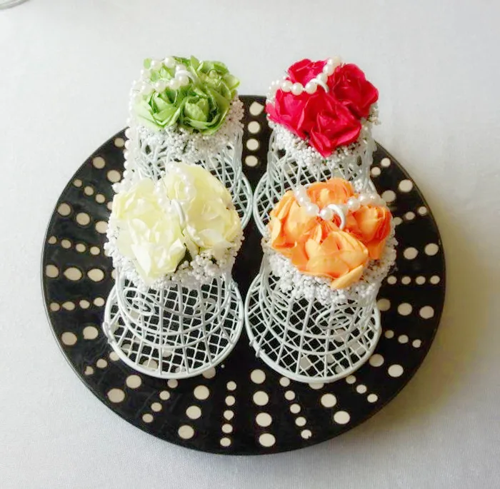 Свадебная коробка для конфет с маленькими колокольчиками белая железная