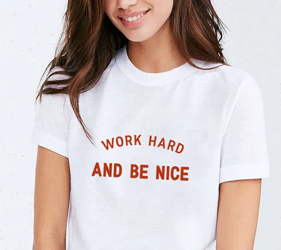 Работайте и Be Nice футболка Эстетическая одежда упорно работать быть Вид девушка