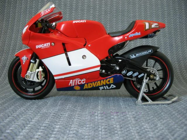 NewRay 1:12 Ducati собранная версия сплава модель мотоцикла лучший подарок на день рождения DUCATI DESMOSEDICI 2004 12#65