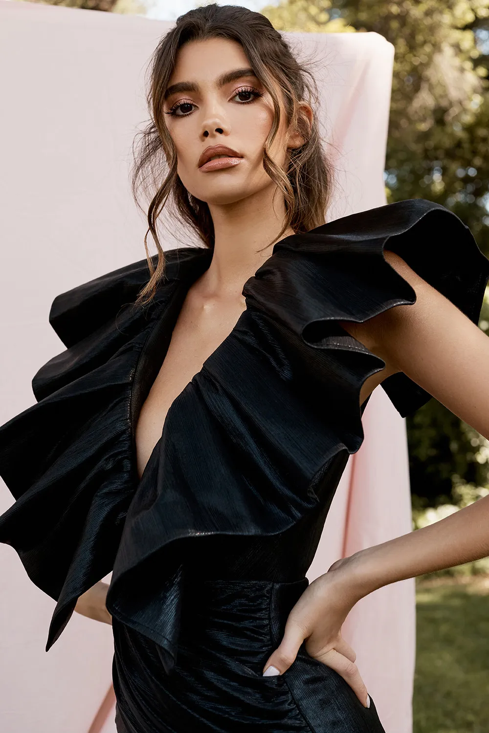 Черное платье с оборками сексуальное без рукавов мини облегающее Клубное