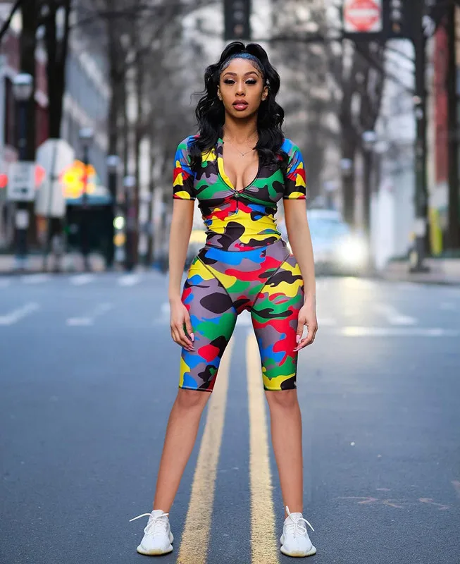 Женский комбинезон с камуфляжным принтом короткий глубокий v образный вырез