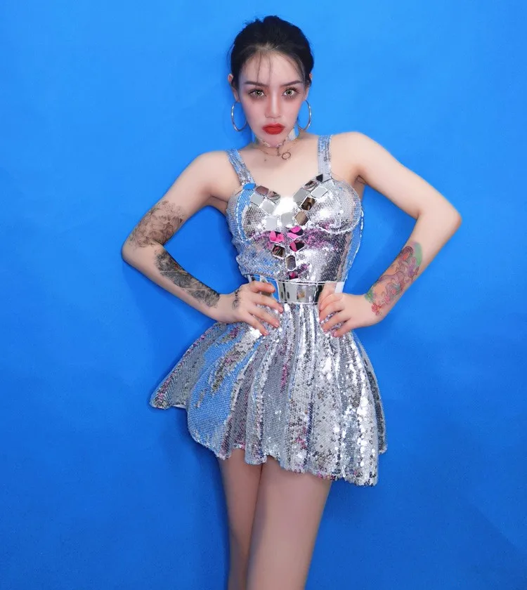 Летнее сексуальное платье с открытыми плечами и серебряными блестками женское