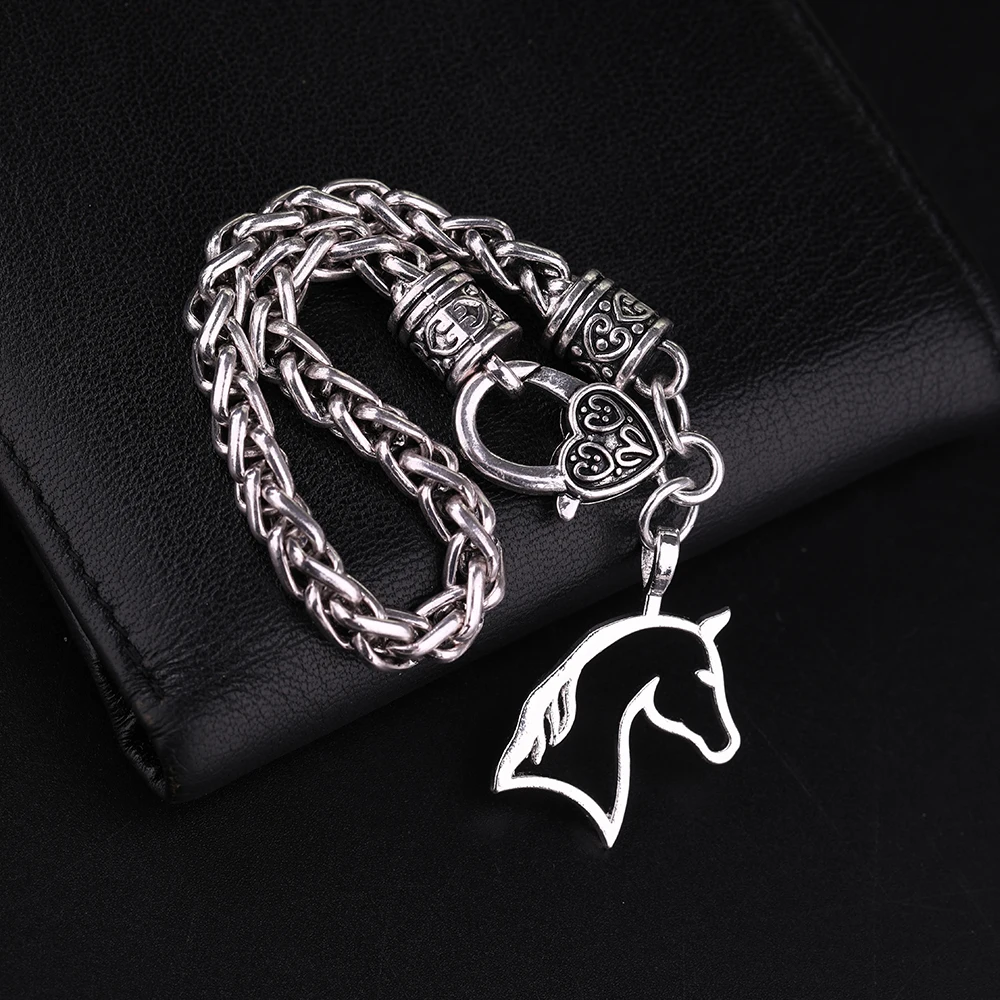 Браслет-цепочка из пшеницы с вырезами в виде головы лошади | Украшения и