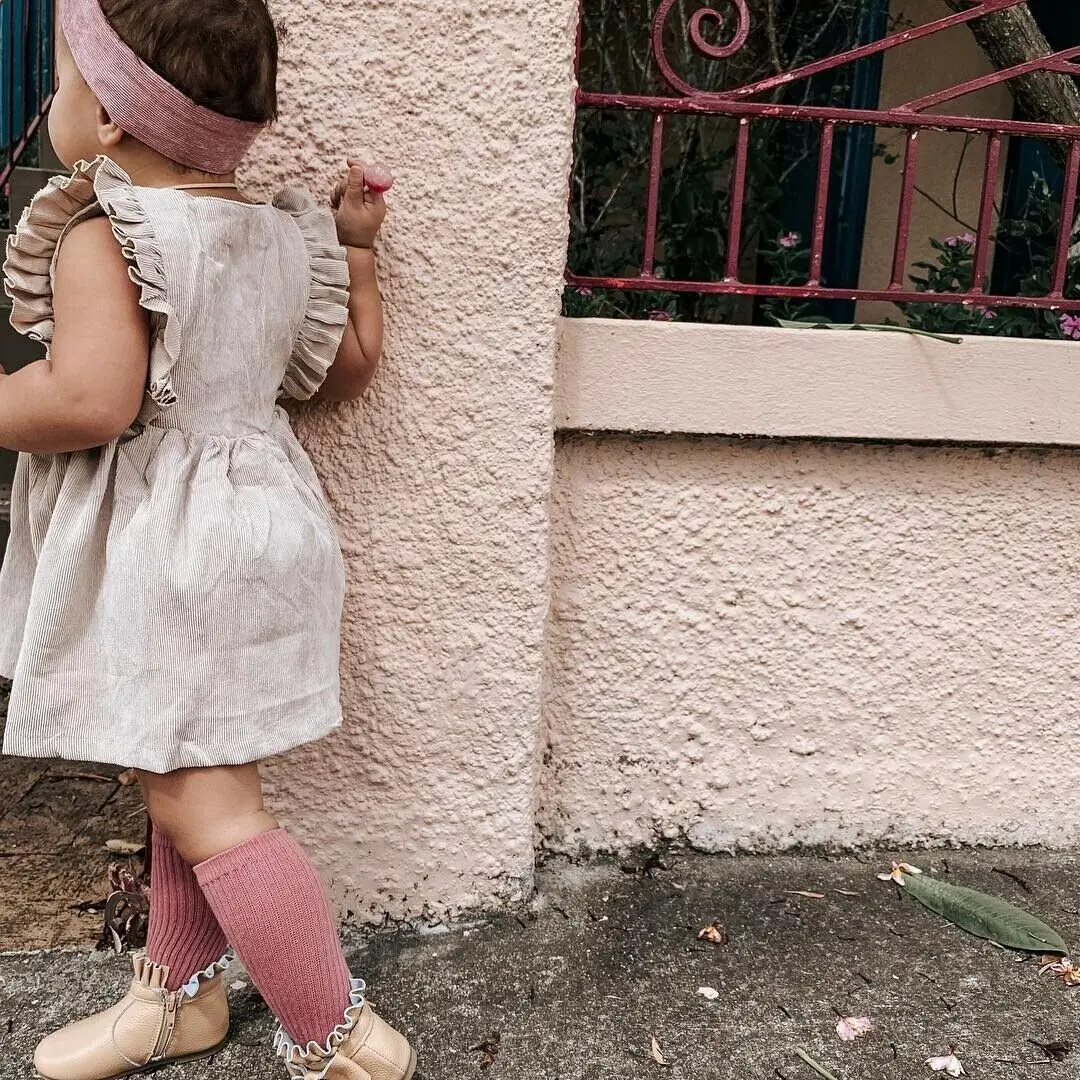 Новинка 2019 платье для маленьких девочек абрикосового цвета с рюшами и пуговицами