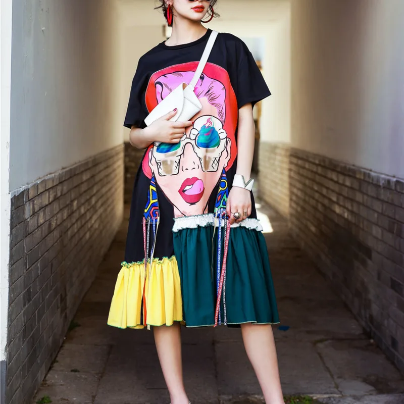 Женское свободное платье с круглым вырезом коротким рукавом и оборками на подоле