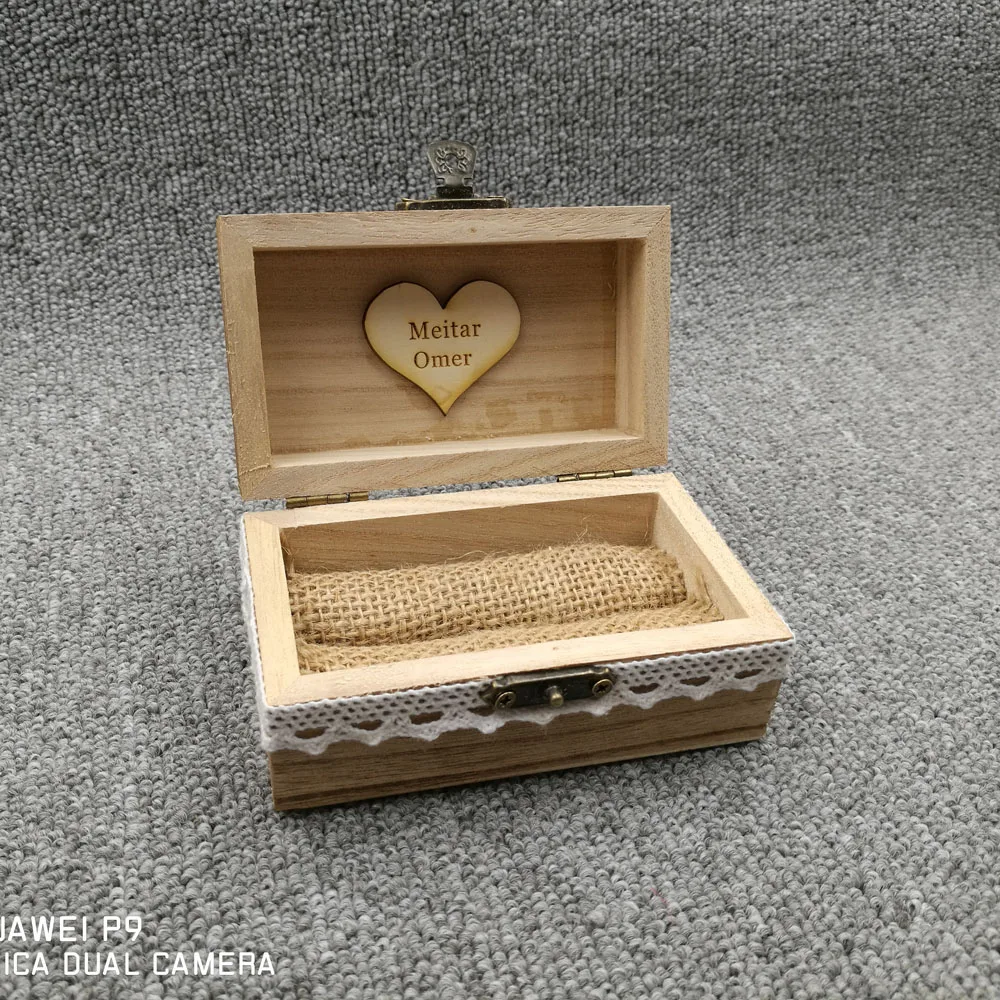 Коробка для свадебных колец под заказ с фамилией деревянный держатель в