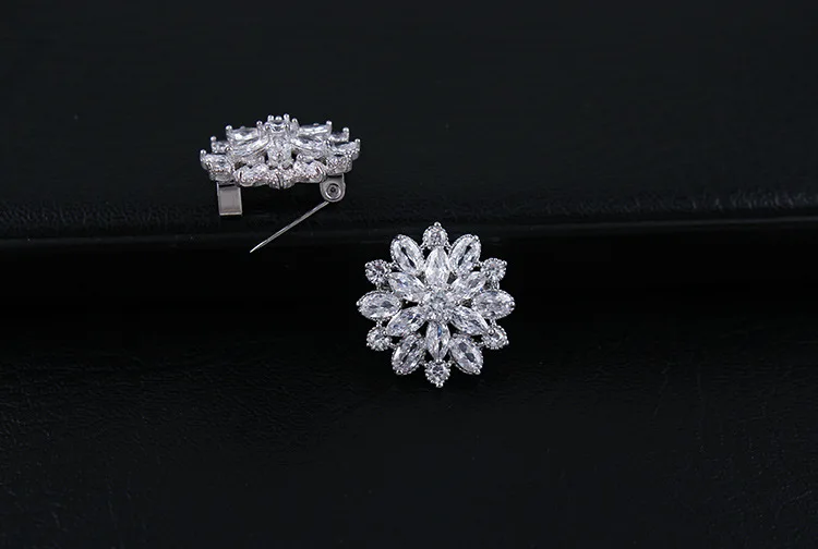 CINDY XIANG Cubic Zirconia Flower Brooches For Women And Men Unisex Wedding Coat Pin Copper Material Fashion Jewelry New Arrival