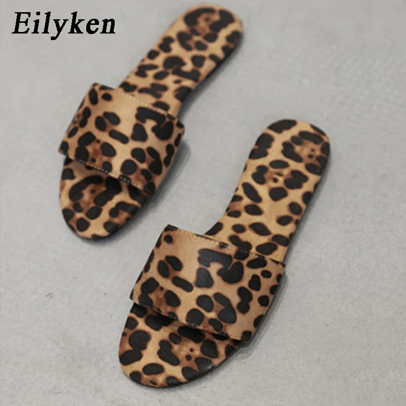 Eilyken г. Новые Модные женские шлепанцы из флока с леопардовым принтом женские повседневные сандалии на плоской подошве в римском стиле, светильник Размеры 35-41