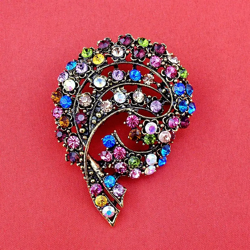 Винтажная под старину с бронзовым покрытием разноцветными вставками хрусталя