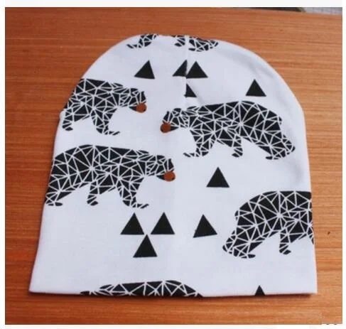 white black bear Детская вязаная хлопковая шапка с рисунком медведя и Бэтмена для новорожденных мальчиков и девочек; сезон весна-осень; Детские шапки; детская шапочка - Цвет: white black bear