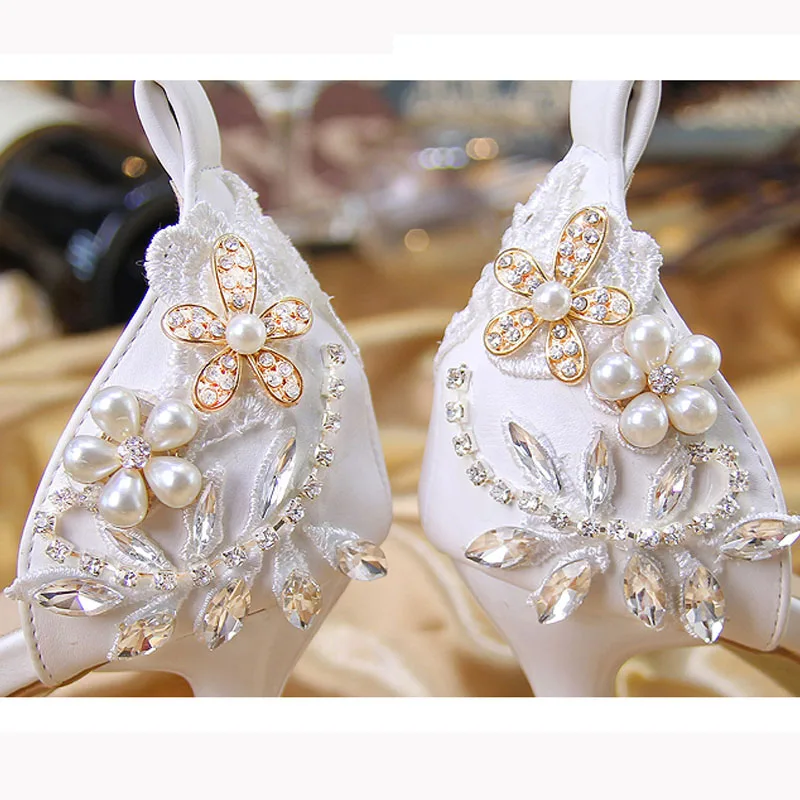 Женские босоножки со стразами на высоком каблуке украшенные кристаллами и