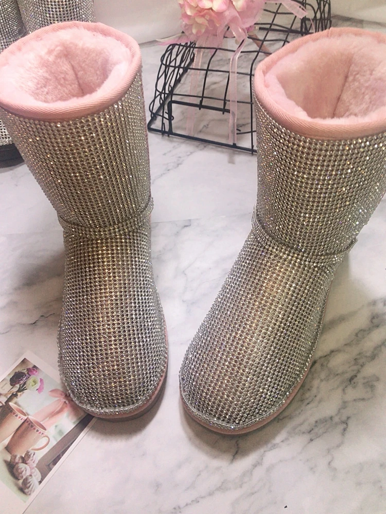 Шикарные женские зимние ботинки Rhinestone весь стразы женские зимние ботинки на плоской подошве; цвет розовый, черный, с украшением в виде кристаллов зимние ботинки из натурального фото ручной работы
